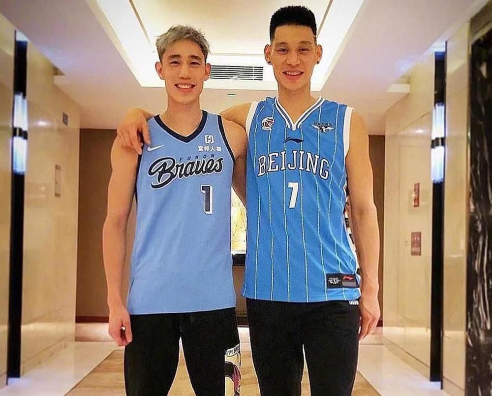 男主角何东是一位木讷诚恳的研究员，他本想乞助收集上闻名的撩妹年夜师向心爱女神剖明，却在撩妹年夜师的指点下全盘掉败还使本身摔成植物人。摔伤后的何东魂灵出窍来找撩妹年夜师真人刘一飞算账，就如许一男一女、一“鬼”一人开启了弄笑的相遇之旅。就在不雅众觉得这是在上演网年夜版“鬼魅”时，终局却出其不料的打动了所有人。本来这一切都不是偶合，而是一个密意的丈夫为实现老婆心愿精心筹谋的一场重逢……